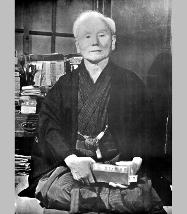 Poster del maestro Gichin Funakoshi, bianco e nero, 45x60 cm